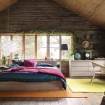 Tablero de madera en el dormitorio