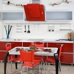 Muebles rojos en un interior blanco.