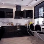 Interior blanco con muebles negros.