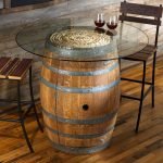 Barril de vino con tapa de cristal.
