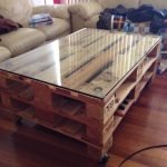 Mesa de palets con vidrio.