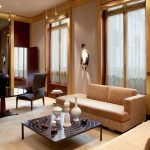 Cómo combinar beige con tonos oscuros en el interior.