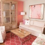Comedor interior en color beige y rosa.