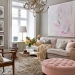 El interior de la sala de estar en colores beige y rosa.