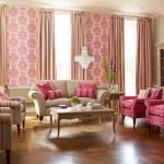 Comedor interior en tonos beige y rosa photo