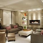 Salón beige con muebles marrones.