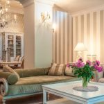Salón interior con papel pintado beige