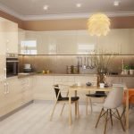 Cocina beige con acentos brillantes.