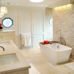 Baño beige con techo blanco.