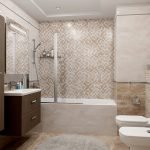 Baño con mosaico beige.