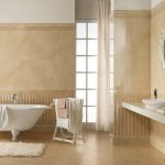Baño con paredes de color beige.