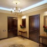 Interior de pasillo beige con puertas oscuras
