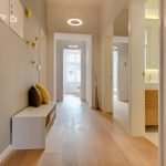 Corredor beige con detalles en blanco.