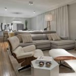 Decoración de la sala en beige y gris.