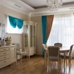 Comedor interior en tonos beige y turquesa photo