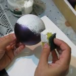 Aplicar pintura blanca con una esponja.