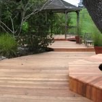 Tablero de terraza como cubierta de jardín