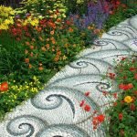 Camino inusual en el jardín