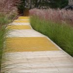 Pista amarilla y blanca
