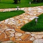 Pasarela de piedra natural en el jardín.
