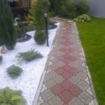 Adoquines como cubierta de un sendero de jardín
