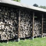 Pilas de leña en el leñador