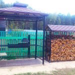 Pila de leña a la parrilla