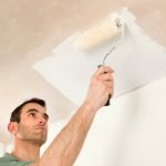 Pintura de techo de bricolaje en el baño