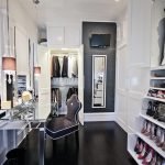 Vestidor con mesa de maquillaje