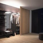 Disposición de un vestidor en el pasillo.