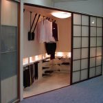 Vestidor detrás de una puerta de cristal.
