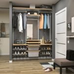 Mini vestidor en el pasillo