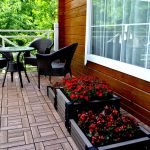 Camas de una tabla de terraza cerca de la casa