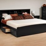 Muebles oscuros en un interior brillante.