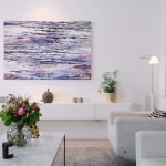 Muebles brillantes en la sala de estar