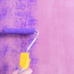 Pintar las paredes del baño con un rodillo de plantilla