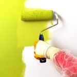 Pintar las paredes del baño con un rodillo.