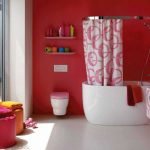Pintar las paredes del baño con pintura roja.