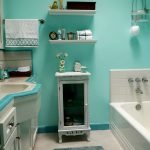Pintar las paredes del baño con pintura de menta.