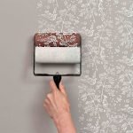 El uso de plantillas al pintar el baño