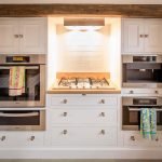 Cocina de estilo clásico con electrodomésticos integrados.