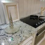Opciones para encimeras en una cocina luminosa