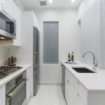 La cocina es paralela blanca