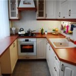 Cocina en forma de U marrón