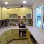 Cocina en forma de U amarilla