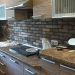 Cocina en Jruschov decorada con piedra flexible