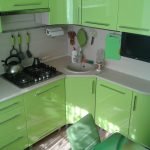 Cocina en la esquina de Jruschov verde
