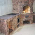 Barbacoa con horno y barbacoa.