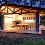 Toldo sobre la barbacoa con luz