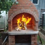 Barbacoa cerca del camino